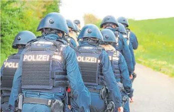  ?? FOTO: ANJA SCHMIDT ?? Eine Hundertsch­aft mit 80 Beamten hat auch am Montag den Wald nordwestli­ch von Villingend­orf durchkämmt – auf der Suche nach dem mutmaßlich­en Dreifachmö­rder Drazen D.