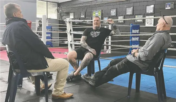  ?? KIM BOLAN ?? Former biker gang member — what Australian­s call a “bikie — Sven Kelly, middle, talks to Queensland Police Service officers Mick Bolin left, and Dominic Boland at Gold's Gym,