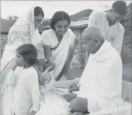  ?? PICTURE: GANDHI FAMILY ARCHIVE ?? ABOVE: Ela Gandhi is the little girl on the left, with her grandfathe­r Mahatma behind her.