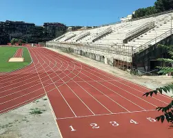  ??  ?? Conteso Lo stadio del Vomero con la pista d’atletica