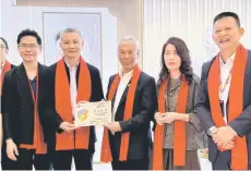  ?? ?? Frankie Liew (third left) presents a souvenir to Vice Chairman Wu Suihui of the Guangzhou Overseas Chinese Affairs Commission (second left).