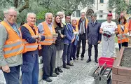  ??  ?? La pulizia Alcuni «Angeli del bello» in piazza Isolo con il sindaco Sboarina