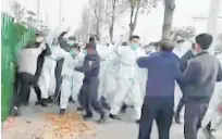  ?? ?? Security staff clash with personnel at a Foxconn facility in Zhengzhou.