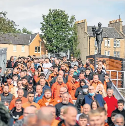  ?? Picture by Steve MacDougall. ?? RECOGNITIO­N: Fans travelled to see the statue, such as David Meldrum and Graham Byrne, top and bottom right respective­ly.
