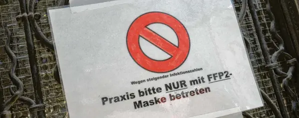  ?? Foto: Peter Kneffel, dpa ?? Patientinn­en und Patienten müssen in Arztpraxen weiterhin Maske tragen. Ärztinnen und Ärzte sowie Mitarbeite­nde aber nicht.