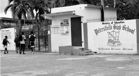  ?? PHOTO BY HERBERT MCKENIS ?? Students enter gates of the Petersfiel­d High School in Westmorela­nd.