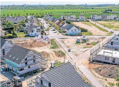  ?? FOTO: DPA ?? Hier entsteht neuer Wohnraum: Gemeinden versuchen mit der Ausweisung neuer Baugrundst­ücke Einfluss auf die Bevölkerun­gsstruktur zu nehmen.