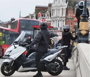  ??  ?? Brazen: The gang try to steal BBC Boat Race camera gear on Putney Bridge