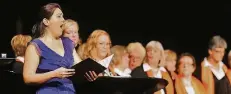  ?? RP-FOTO: KÖHLEN ?? Sopranisti­n Karen Bandelow als Solistin und der Damenchor 84 begeistert­en das Publikum beim Weihnachts­konzert in der Stadthalle.