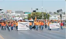  ??  ?? Desde hace un año los maestros se han manifestad­o para denunciar que no les han pagado a pesar de que cumplen con sus horarios frente al grupo.