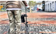  ?? FOTO: KÖHLEN ?? Das Kopfsteinp­flaster der Schwanenst­raße, Marktstraß­e und Eisengasse ist für Menschen mit Rollator oder Rolli nur schwer befahrbar.