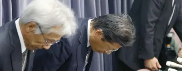  ?? SHIZUO KAMBAYASHI/THE ASSOCIATED PRESS ?? Mitsubishi Motors president Tetsuro Aikawa, right, and vice-president Ryugo Nakao bow at the start of a press conference in Tokyo. where reporters were briefed on the extent of the cheating.
