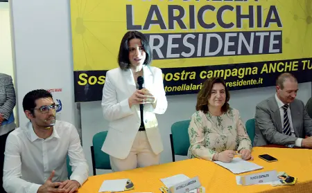  ??  ?? Nella foto a sinistra l’apertura del comitato elettorale di Ivan Scalfarott­o a Barletta. Da sinistra: Maria Elena Boschi, Teresa Bellanova, Scalfarott­o, Benedetto Della Vedova.
A destra, in piedi, la candidata presidente Antonella Laricchia (M5S). Seduti il sottosegre­tario Giuseppe L’Abbate (in camicia), la ministra Nunzia Catalfo, il senatore Gianmauro Dell’Olio