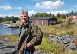  ?? FOTO: PETRA MIETTINEN ?? Gustav Nordström gjorde ett återbesök på Rönnskär drygt 40 år efter att lotsstatio­nen stängdes. Nordström minns klippan där han fångade sin första gädda med kastspö.