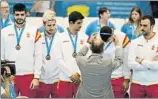  ?? EFE ?? España perdió la final de voleibol ante Italia (derecha), que cedió un set en todo el torneo. En balonmano, bronce