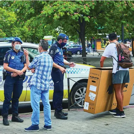  ??  ?? La Policía Municipal informa a los viandantes sobre cuáles son las zonas restringid­as en Carabanche­l