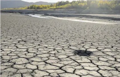  ?? EP ?? Aspecto que presenta un terreno seco por la falta de agua.