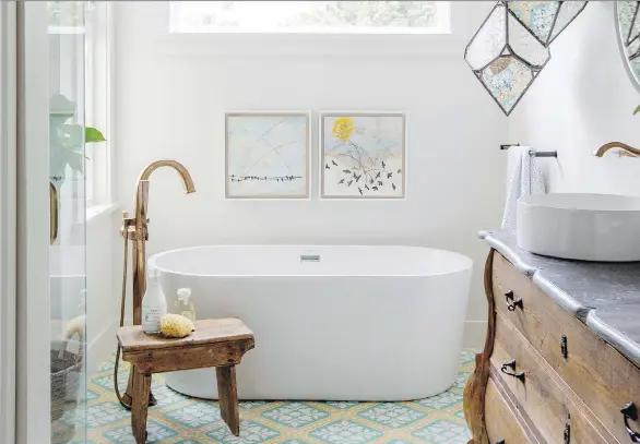  ?? PHOTOS: JANIS NICOLAY ?? Designer Ami McKay uses yellow and green tiles to add a splash of colour in this Vancouver bathroom. A neutral palette balances the bold colours in the room.