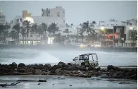  ??  ?? En el puerto. El fenómeno regresó a tormenta tropical en Veracruz, con acumulados de agua de 300 milímetros por metro cuadrado.