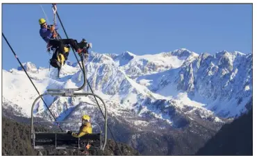  ?? (Photos Grégory Leclerc) ?? À plusieurs dizaines de mètres d’altitude, un CRS s’élance le long du câble du télésiège pour venir en aide à un skieur bloqué, avant de le faire descendre en rappel. Un des périlleux exercices de cette semaine.