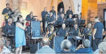  ?? FOTO: BIG BAND LA ?? Die Big Band LA der Musikschul­e Langenarge­n spielt ein Konzert in der italienisc­hen Stadt Noli.
