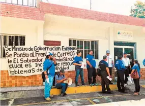  ??  ?? Protesta. Miembros de SITRACORRE­OS protestaro­n ayer frente a las oficinas en San Miguel, aduciendo malos tratos de parte de la máxima jefatura local.