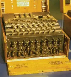  ??  ?? Diese Enigma steht in einem Museum in London.