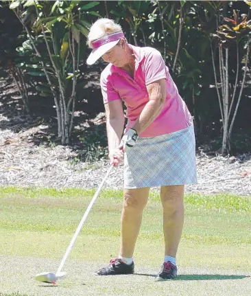  ?? Pictures: JUSTIN BRIERTY ?? FAIRWAY BOUND: Liz Edmonds tees off at the sixth hole at Cairns Golf Club.