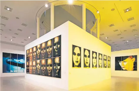  ??  ?? Blick in die Sieverding-Ausstellun­g in der Bonner Bundeskuns­thalle – mit der Hiroshima-Szene, dem „Stauffenbe­rg-Block“und Selbstport­räts (v. l.).