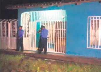  ??  ?? ESCENA. En esta casa, ubicada en la colonia Venecia, de Choluteca, se perpetró el tiroteo.