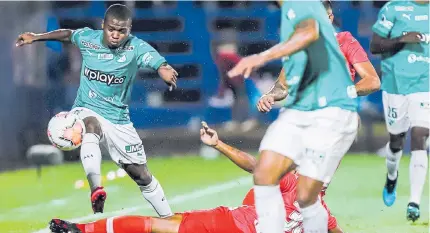  ?? EFE ?? Aunque Déiber Caicedo fue uno de los más incisivos en el ataque caleño, no estuvo claro a la hora de concretar las opciones de gol.