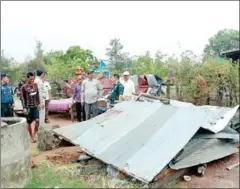  ?? NCDM ?? NCDM officials visit families affected by strong winds in Samrong town in Oddar Meanchey province in April.