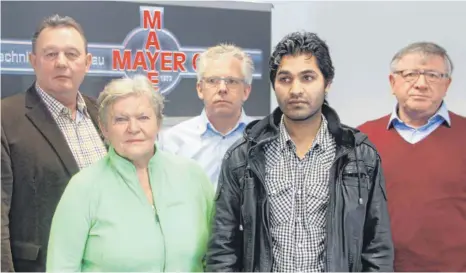  ?? FOTO: RAU ?? Vladimir Mayer (li.) kämpft um Ali (vorne). Der 23-jährige Pakistani hat aber keinen Anspruch auf Asyl. Auch Kurt Wörner (rechts), Irene Laichinger und Gerald Meffle leiden mit.