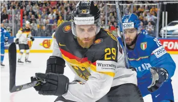  ?? FOTO: DPA ?? Leon Draisaitl beim 4:1 gegen Italiens Giovanni Morini (re.).