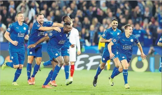  ?? TIM KEETON / EFE ?? Marc Albrighton, primero desde la derecha, celebra el segundo gol del Leicester perseguido por sus compañeros