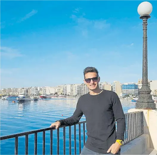  ??  ?? Al sol. Juan Cruz Gill vive al sur del país en una ciudad llamada Marsaskala. De su casa lo separan apenas 15 minutos del entrenamie­nto.