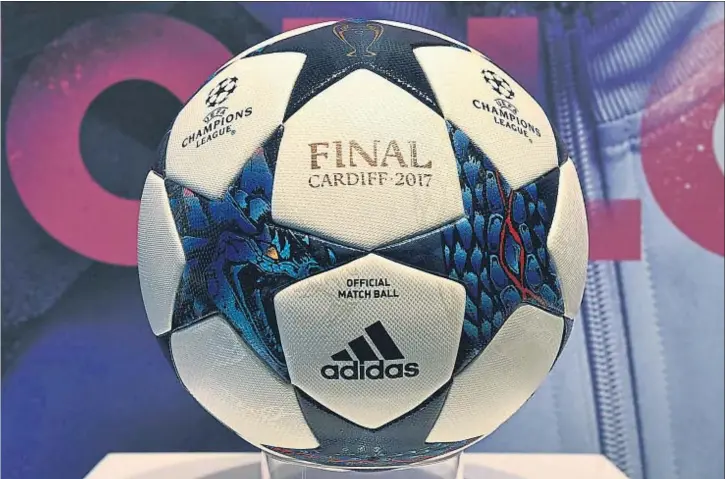  ?? CHRISTOF STACHE / AFP ?? La pelota oficial con la que se jugará la final de la Champions en Cardiff, el próximo día 3 de junio