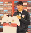  ?? FOTO: VFB STUTTGART ?? Wahid Faghir unterschre­ibt für fünf Jahre beim VfB.