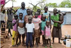  ?? Fotos: Gioia Forster ?? Jane (mit dem blauen T Shirt) lebt bei dieser Pflegefami­lie in der Flüchtling­ssiedlung Imvepi im Nordwesten von Uganda. Manche Kinder verlieren im Südsudan ihre Eltern und fliehen alleine nach Uganda.