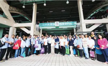  ??  ?? Rogayah (front row, centre) joins her SMC staff and the PJCC delegates in a group photo in front of Sibu Central Market.