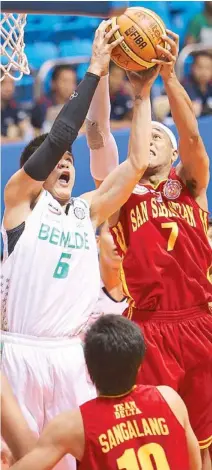  ?? JOEY MENDOZA ?? Carlo Lastimosa of St. Benilde and Calvin Abueva of San Sebastian dispute ball possession in midair as Ian Sangalang (10) looks on in yesterday’s game at The Arena.
