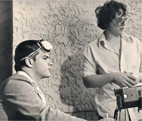  ??  ?? Guillermo del Toro en el estudio de Necropia, hacia mediados de los ochenta, junto a su colega y amigo Rigo Mora.