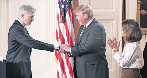  ?? FOTO: IMAGO ?? US-Präsident Donald Trump gratuliert Neil Gorsuch zu seiner Nominierun­g Ende Januar – Ehefrau Louise Gorsuch applaudier­t.