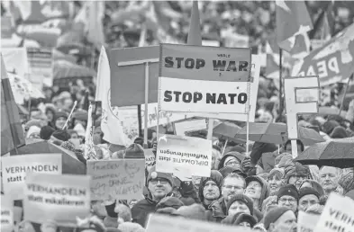  ?? EFE ?? En Berlín, al menos cinco mil personas protestaro­n contra la guerra en Ucrania