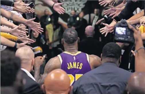  ??  ?? LeBron James, alero de Los Angeles Lakers, saluda a los aficionado­s tras el partido ante Phoenix Suns en el Talking Stick Resort Arena.