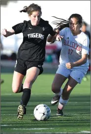  ?? NWA Democrat-Gazette/J.T. WAMPLER ?? Bentonvill­e High’s Emma Welch (left) keeps the ball away from Springdale High’s Nayeli Contreras on Friday at Jarrell Williams Bulldog Stadium in Springdale.