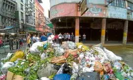  ?? —MANILA PIO ?? EYESORE The cause of the mayor’s dismay: Huge piles of trash scattered everywhere on the street.