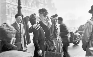  ??  ?? La fotografía de Robert Doisneau en París, una postal invencible para el Día de los Enamorados