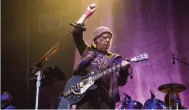  ?? FOTO: AMY HARRIS / AP ?? Den andra samlingsbo­xen med musik av Neil Young är en helhet man gärna tilllåter
■ sig att gå vilse i. Bild från Napa Valley Music Festival 2019.