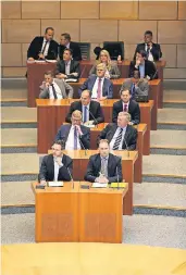  ?? FOTO: REUTERS ?? Die Abgeordnet­en der AfD gaben wohl alle ungültige Stimmen ab. Vorne links Fraktionsc­hef Pretzell.